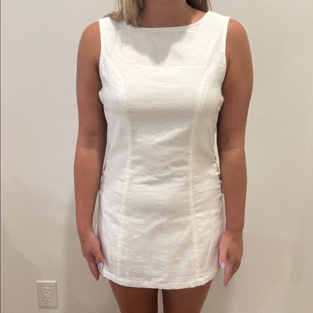 Elegant White Sleeveless Dress